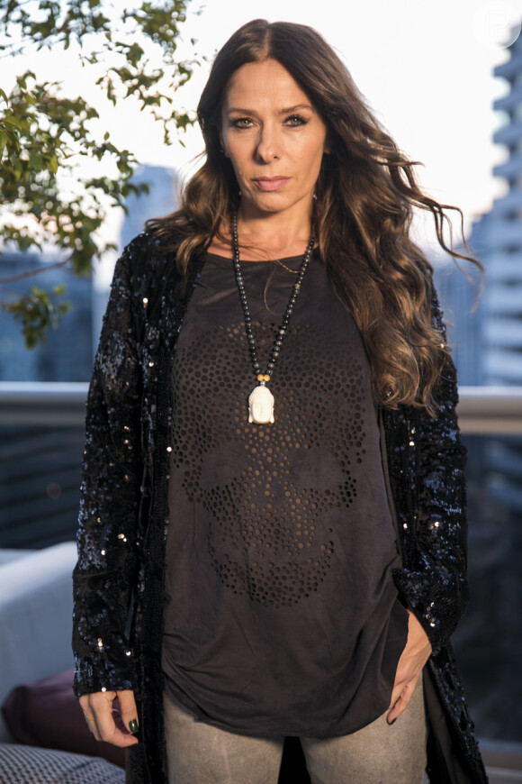 Adriane Galisteu interpreta a estilista Zelda em 'O Tempo Não Para'