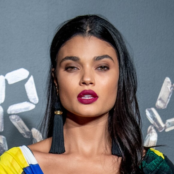 A modelo Daniela Braga completou produção com maxi brincos de tassel