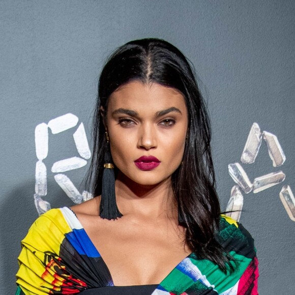 A modelo brasileira Daniela Braga apostou em um body transpassado e calça cigarrete social com cintura alta