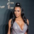 Kim Kardashian usou vestido personalizado vintage by Versace para evento
