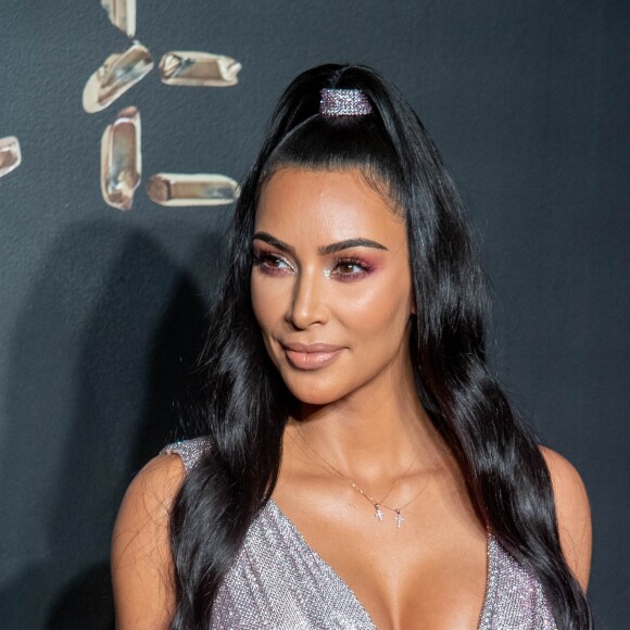 Kim Kardashian usou vestido personalizado vintage by Versace para evento