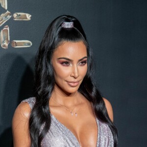 Mini-vestido usado por Kim Kardashian possui cristal rosa Swarovski 