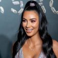 Kim Kardashian  apostou em half ponytail, meio rabo de cavalo alto feito com apenas metade do cabelo 