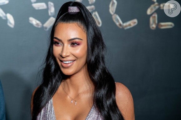 Kim Kardashian apostou em half ponytail, meio rabo de cavalo alto feito com apenas metade do cabelo