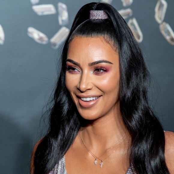 Kim Kardashian apostou em half ponytail, meio rabo de cavalo alto feito com apenas metade do cabelo
