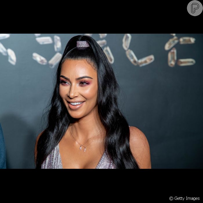 Kim Kardashian apostou em half ponytail, meio rabo de cavalo alto feito com  apenas metade do cabelo - Purepeople