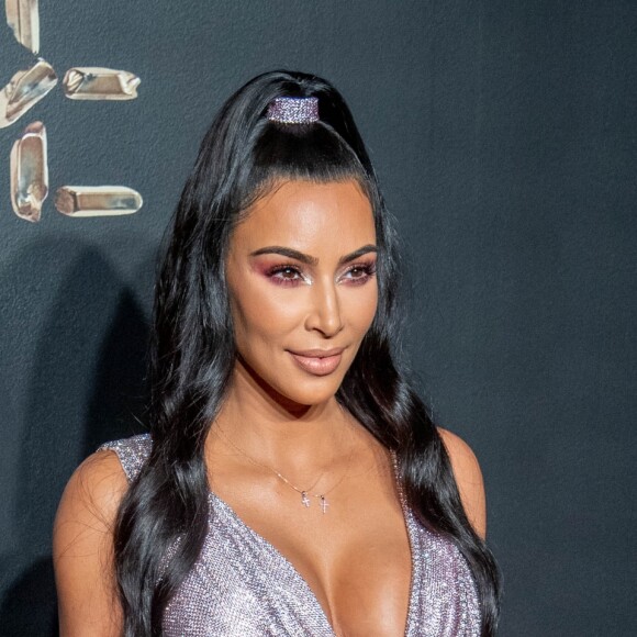 Para completar a produção, Kim Kardashian investiu em scarpin transparente de PVC da marca Yeezy, que pode ser encontrado por R$4.778 no site da Farfetch