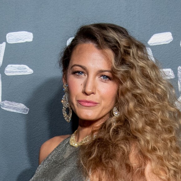 Blake Lively chamou atenção com cabelo texturizado com muito volume e cachos