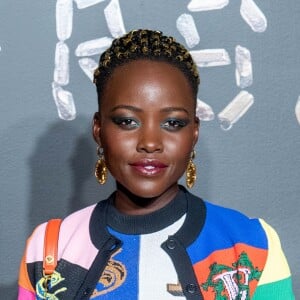 Lupita Nyong'o apostou na tendência dos olhos delineados com cores metalizadas