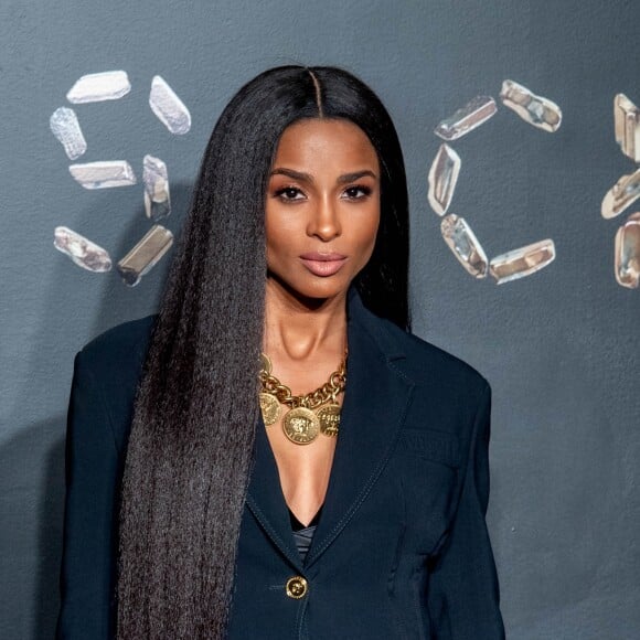 Ciara exibiu fios superlisos com comprimento abaixo do bumbum