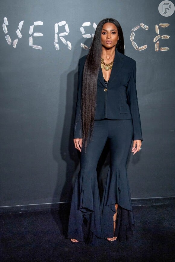A cantora Ciara apostou em look monocromático: blazer preto e calça pantalona com babados