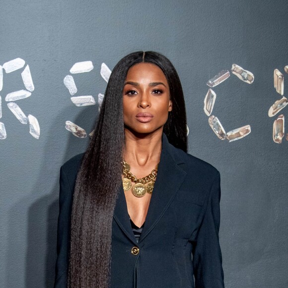 A cantora Ciara apostou em look monocromático: blazer preto e calça pantalona com babados