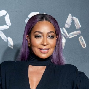 La La Anthony apostou em um minivestido decotado com botas over the knee bordada