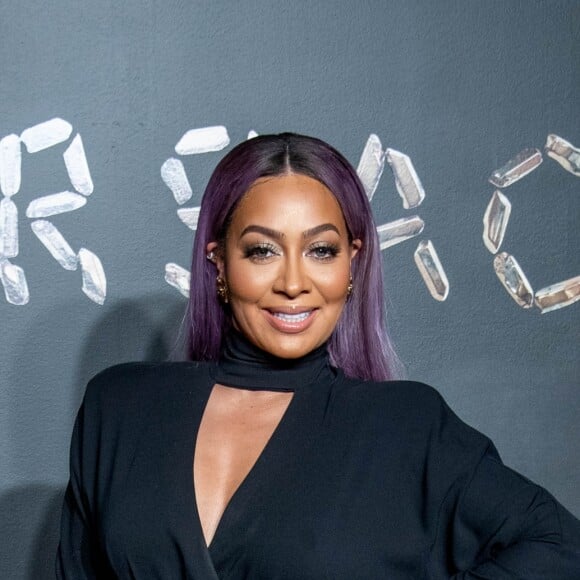 La La Anthony apostou em fios polidos com risca central definida