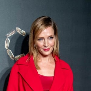 Uma Thurman apostou em um sobretudo longo vermelho