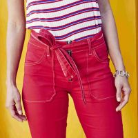 Jeans colorido volta à moda para o verão 2019. Veja como usar