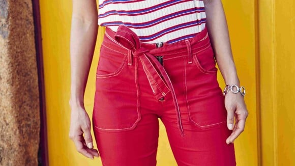 Jeans colorido volta à moda para o verão 2019. Veja como usar