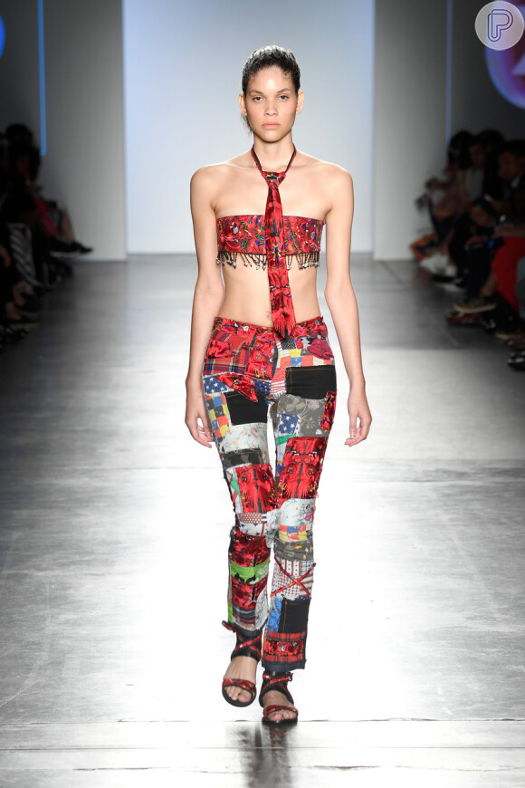 Jeans coloridos estão em alta neste verão