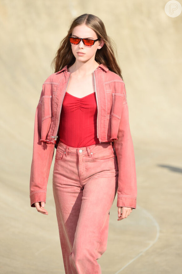 Jeans coloridos estão em alta neste verãoConjuntinho na passarela da Berlim Fashion Week