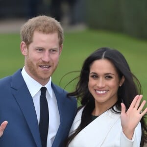 Por meio de um ensaio oficial, Meghan e Harry assumiram noivado com casamento previsto para a primavera