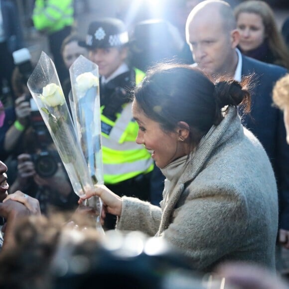 Na ocasião, Meghan ganhou flores e conversou com o público que estava presente