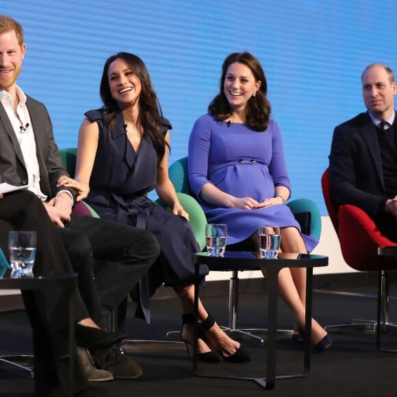 O quarteto participou juntos do fórum da Royal Foundation, principal organização filantrópica dos nobres. Na ocasião, Willian disse que: 'Kate, Harry e eu estamos encantados em estar aqui nesta manhã. E estamos particularmente felizes em estar em nosso primeiro evento da Royal Foundation com Meghan'