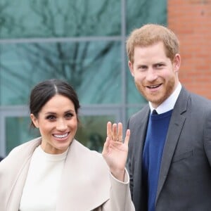 Na tour pré-casamento, Meghan apostou em um look sóbreo para visitar o primeiro país: Irlanda do Norte