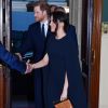 Para a ocasião, Meghan Markle apostou em vestido azul-marinho com capa da grife Stella McCartney com sapatos azuis Manolo Blahnik e clutch dourada Naeem Khan
