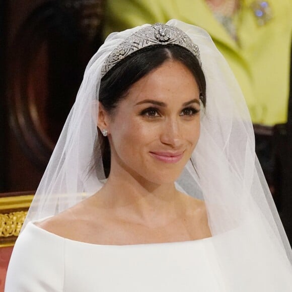 O grande dia chegou! Meghan subiu ao altar para dizer sim ao Príncipe Harry em 19 de maio de 2018! A americana usou uma tiara com mais de 100 diamantes cravejados que pertenciam a Rainha Elizabeth II, ornando com um vestido em decote canoa all white confecionado por Clare Waight Kelle, diretora da grife Givenchy