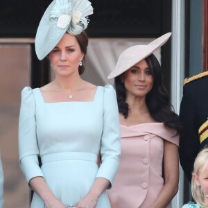 Kate Middleton e Meghan Markle prestigiaram a tradicional parada militar 'Trooping The Colour', realizada em Londres, na Inglaterra, para o tradicional aniversário da Queen