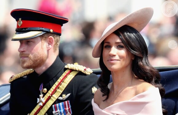 Enquanto Kate Middleton chegou ao evento em uma carruagem com Camila – esposa de Príncipe Charlie –, a Duquesa de Sussex contou com a companhia do marido