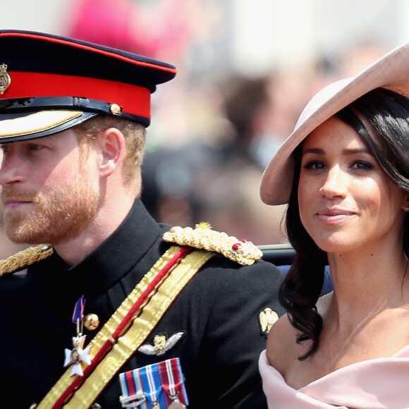 Enquanto Kate Middleton chegou ao evento em uma carruagem com Camila – esposa de Príncipe Charlie –, a Duquesa de Sussex contou com a companhia do marido