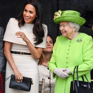 'Qual é a sua preferência?', perguntou Meghan Markle para a rainha Elizabeth II sobre quem deveria embarcar primeiro no carro, ao confundir protocólo