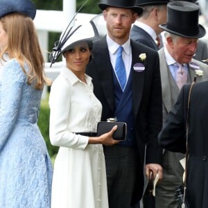 Em sua 1° aparição na corrida de cavalos Royal Scot (tradicional corrida de cavalos da Inglaterra), Meghan Markle usou vestido Givenchy de botões