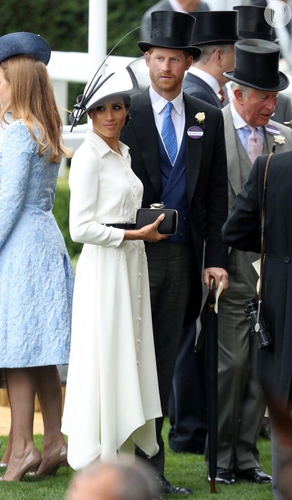 Em sua 1° aparição na corrida de cavalos Royal Scot (tradicional corrida de cavalos da Inglaterra), Meghan Markle usou vestido Givenchy de botões