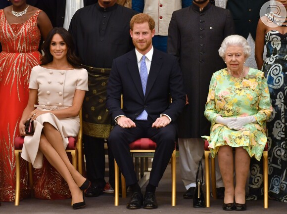 Após fazer aparições com look Givenchy e Carolina Herrera, Meghan Markle usou um look rosé Prada para evento com Harry e rainha Elizabeth II 