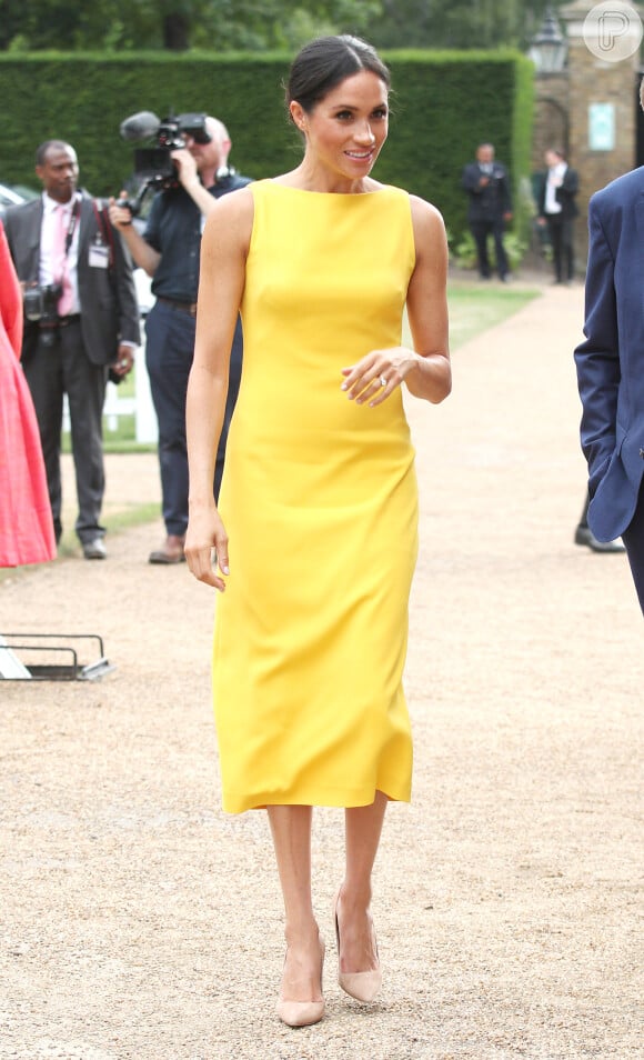 A duquesa de Sussex participou de uma recepção na Marlborough House, em Londres, com jovens da Commonwealth e optou por um vestido amarelo desenhado pelo estilista preferido de Lady Gaga, Brandon Maxwell