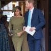 Para o batizado do terceiro filho de Príncipe William com Kate Middleton, Meghan Markle optou por um vestido de manga 3/4 e decote canoa verde-oliva da grife Ralph Lauren
