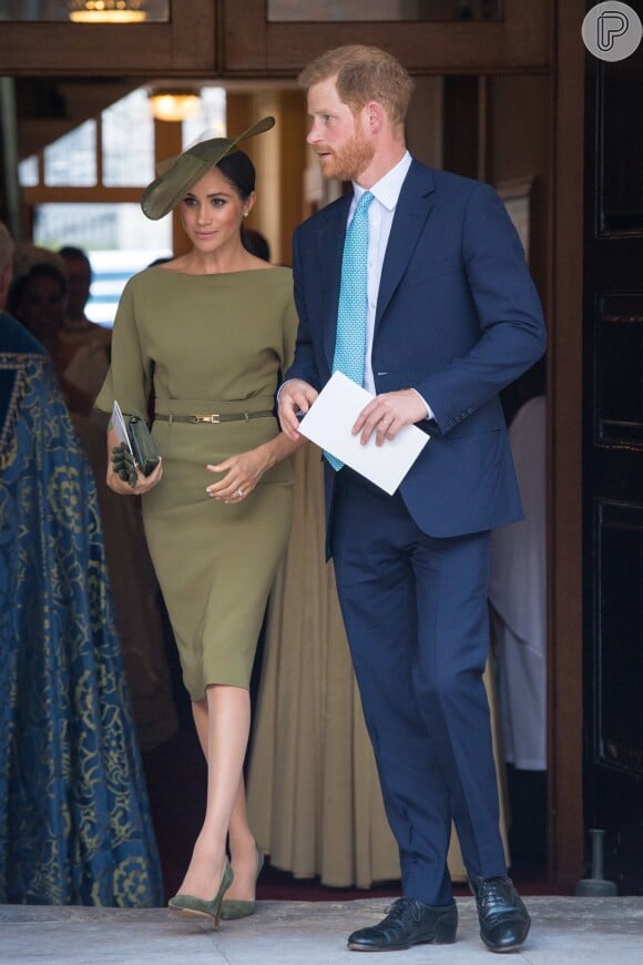 Para o batizado do terceiro filho de Príncipe William com Kate Middleton, Meghan Markle optou por um vestido de manga 3/4 e decote canoa verde-oliva da grife Ralph Lauren