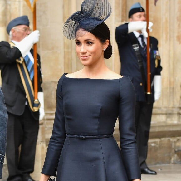 Para a comemoração do centenário da Força Aérea Britânica, Meghan Markle deu aula de estilo e optou por um vestido preto com gola canoa da Dior