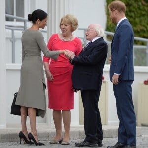 A duquesa de Sussex optou por um vestido midi criado por um de seus estilistas favoritos, Roland Mouret, sapatos de camurça e bolsa de couro Fendi de R$ 19 mil para ir à residência oficial do presidente Michael D Higgins