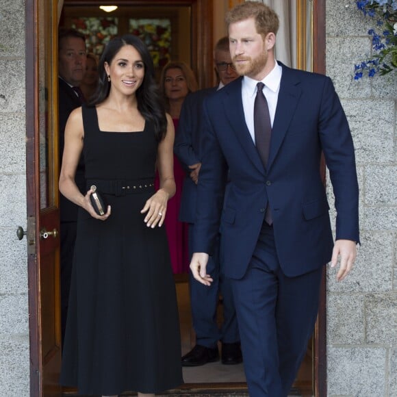 Meghan Meghan apostou em um modelo all black e esbanjou glamour com um look de Emilia Wickstead para uma festa no jardim na residência do embaixador britânico na Irlanda