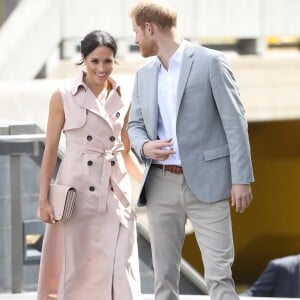 Seguindo a tendência de trench coat, Meghan apareceu com o vestido ao acompanhar o marido, príncipe Harry, na abertura da exposição em homenagem a Nelson Mandela, em Londres