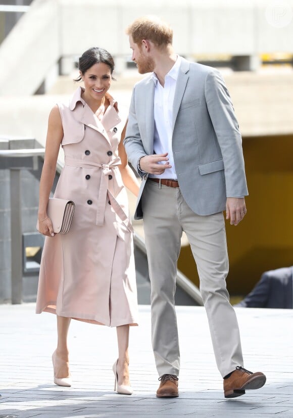 Seguindo a tendência de trench coat, Meghan apareceu com o vestido ao acompanhar o marido, príncipe Harry, na abertura da exposição em homenagem a Nelson Mandela, em Londres