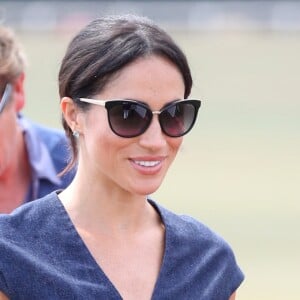 Para prestigiar um jogo beneficiente de polo da Copa Sentebale ISPS Handa, Meghan Markle optou por um vestido jeans Carolina Herrera 