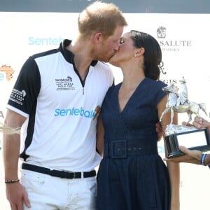 E ainda teve quebra de protocólo com esse beijão de príncipe Harry em Meghan Markle