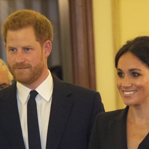 Para prestigiar um musical no Teatro de Victoria Palace, Meghan Markle escolheu um vestido-blazer da label canadense Judith & Charles