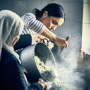 Ao criar seu cookbook, Meghan Markle fez visitas secretas e cozinhou com mulheres da Cozinha Comunitária Hubb, vítimas do incêndio na torre Grenfell, em Kensington, Londres