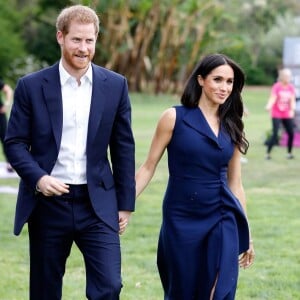 Fofos! O casal Harry e Meghan Markle elegeu looks combinando em passagem por Melbourne, na Australia