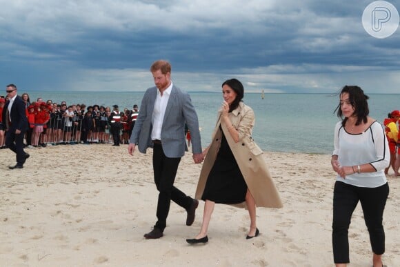 Meghan Markle usou sapatilha durante visita a praia em Melbourne, na Austrália, ao lado do marido, príncipe Harry